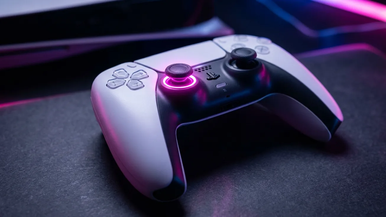 Comparación de los controles de PS5 mostrando el cambio del botón X al stick L3 para correr en GTA 6